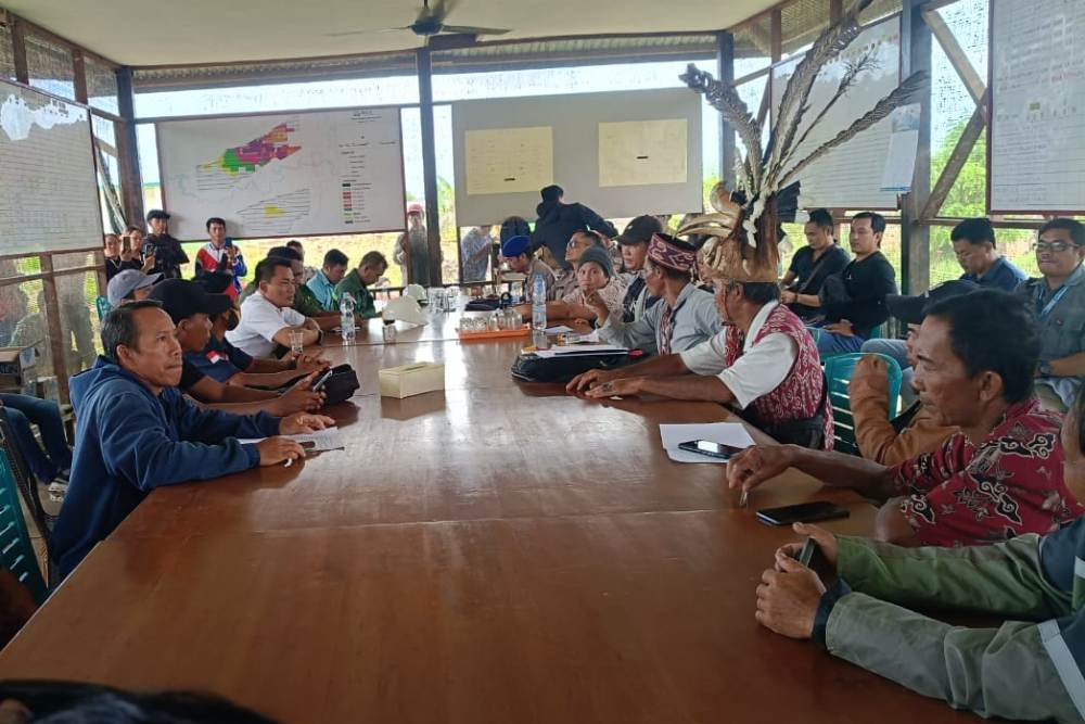 Pertemuan antara masyarakat Desa Bika Kecamatan Bika Kabupaten Kapuas Hulu dan pihak perusahaan PT BIA.