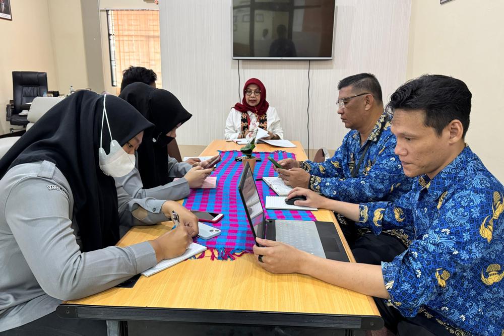 Kepala Divisi Pelayanan Hukum Kanwil Kemenkum Kalbar, Farida memimpin rapat persiapan Pelantikan PPNS dan Sosialisasi PMPJ pada Senin (10/11).
