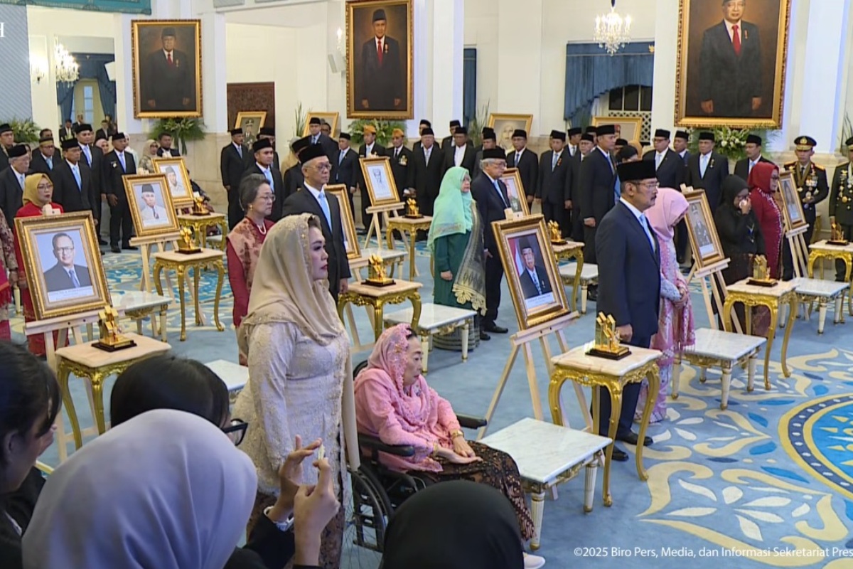 Presiden RI Prabowo Subianto memimpin upacara penganugerahan gelar pahlawan nasional 2025 di Istana Negara pada Senin (10/11).