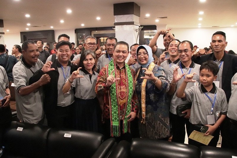 PESPARANI: Gubernur Ria Norsan dan Bupati Erlina foto bersama kontingen Mempawah.