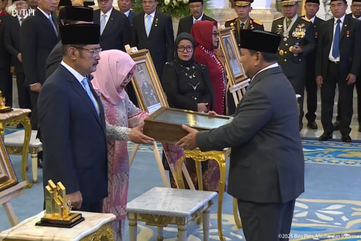 Presiden Prabowo menyerahkan anugerah gelar pahlawan nasional kepada Presiden ke-2 Indonesia Soeharto kepada putri sulungnya, Siti Hardijanti Rukmana di Istana Negara pada Senin (10/11).