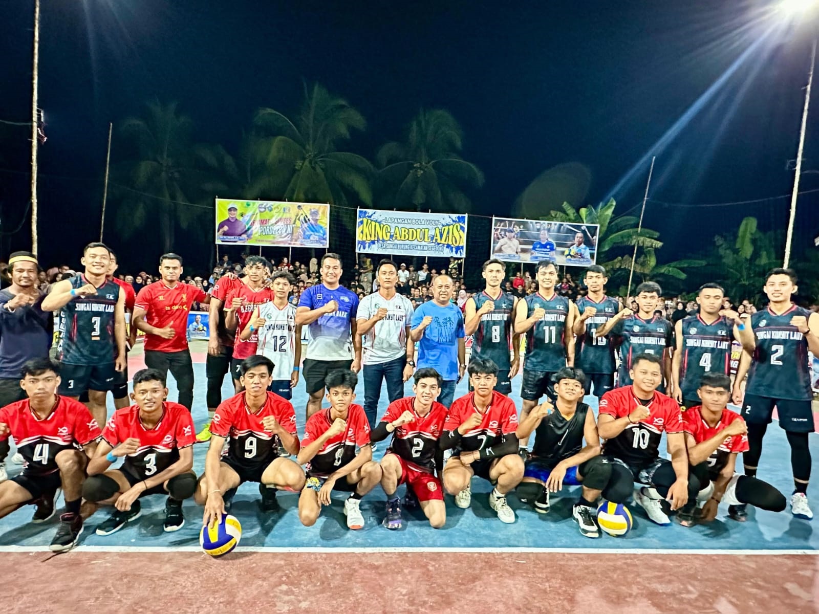 BERSAMA: Riduan M Yusuf berfoto bersama pemain bola voli putra yang akan bertanding memperebutkan gelar juara pada final Turnamen Pordezon III 2025 di Lapangan King Abdul Azis Mempawah
