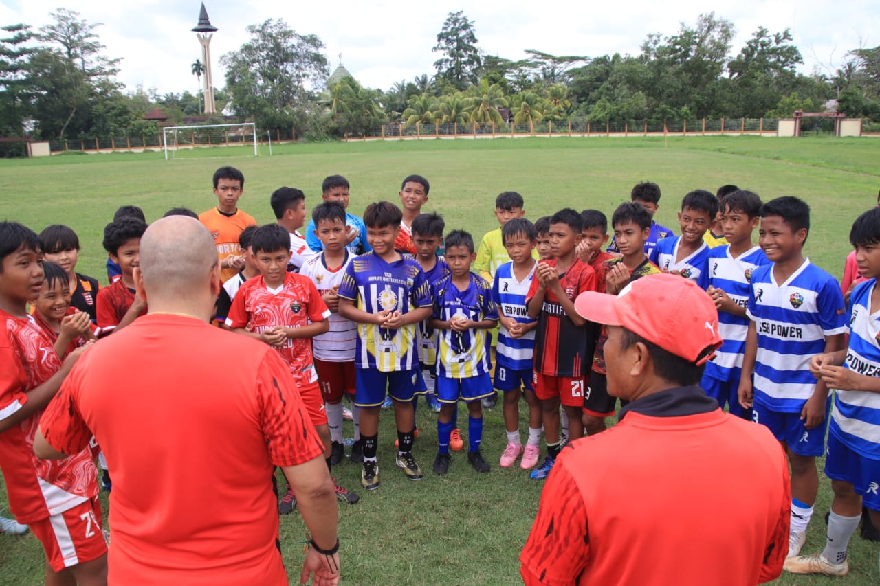 Para pemain muda antusias mengikuti arahan pelatih jelang SalingJaga Soccer Championship (SJSC) Regional Kalbar di Pontianak.
