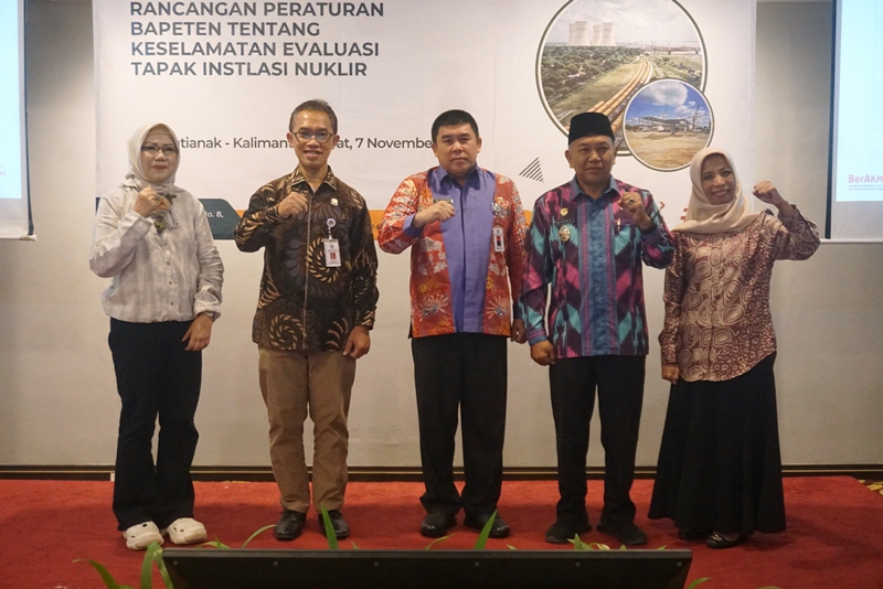 Wabup Juli saat menghadiri konsultasi publik penyusunan rancangan peraturan BAPETEN.