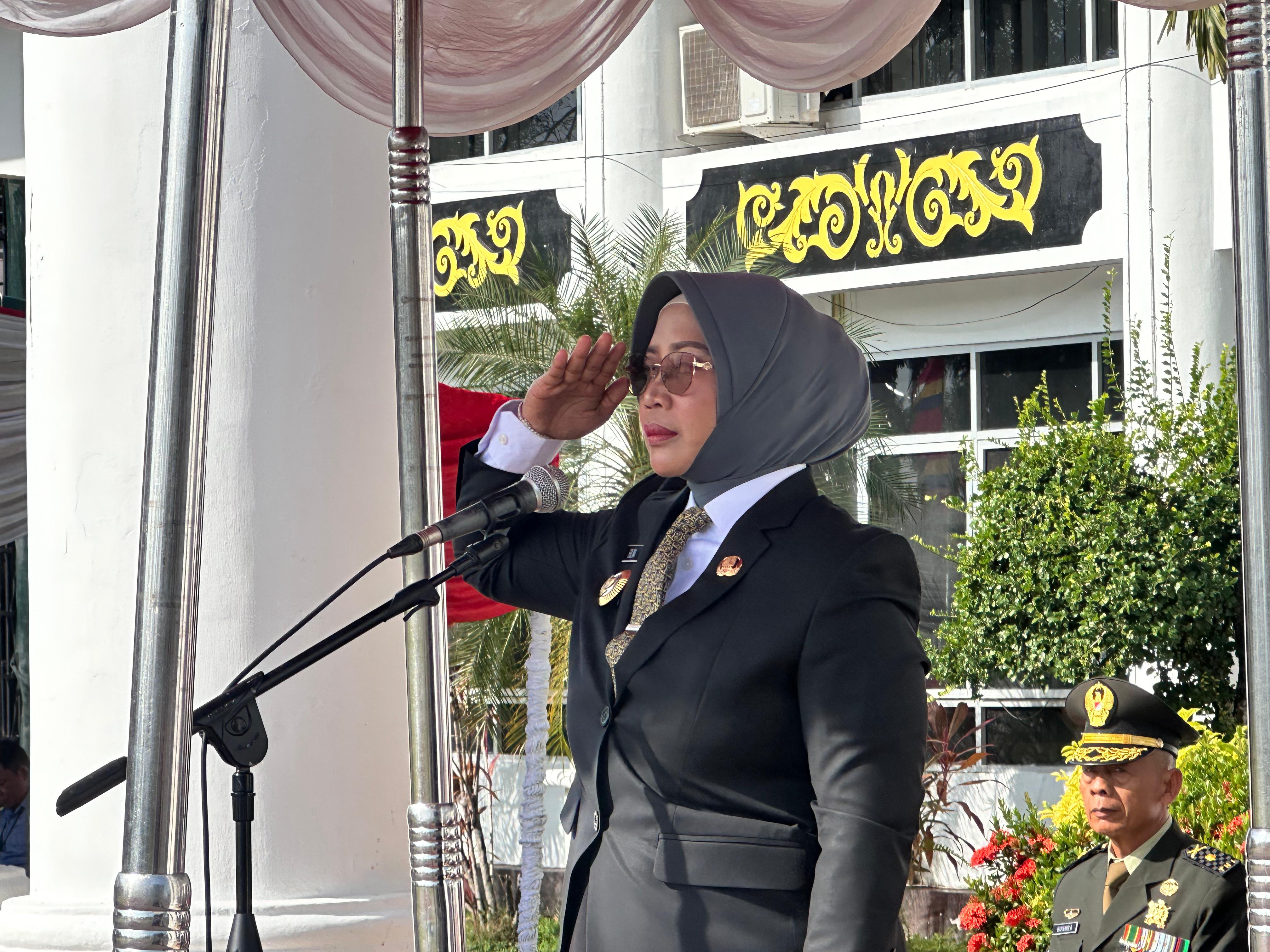 UPACARA: Bupati Mempawah saat memimpin upacara Hari Pahlawan di halaman kantor bupati.