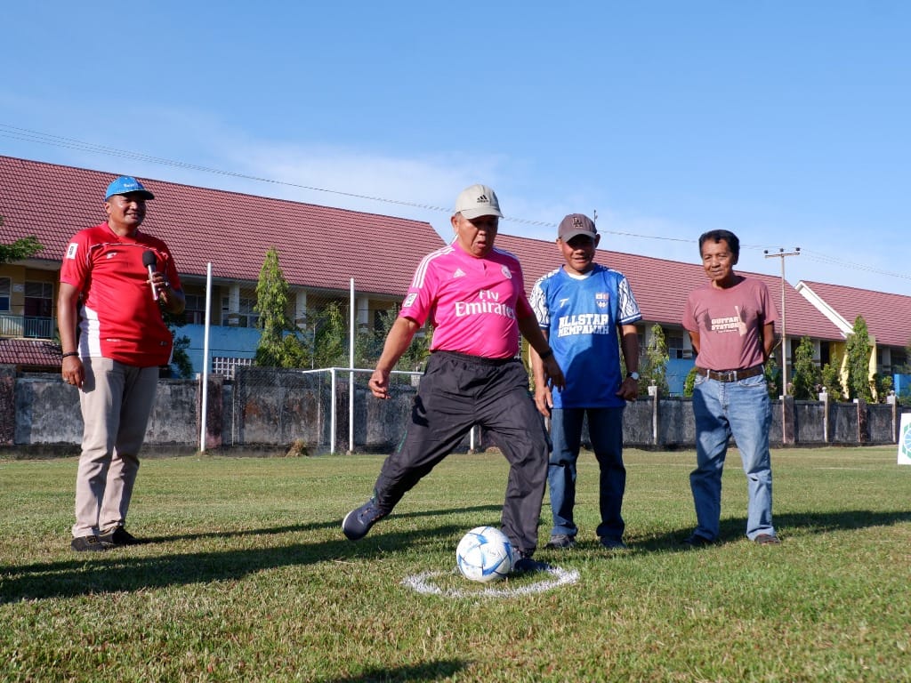 BUKA: Wabup Juli Suryadi saat membuka turnamen sepak bola.