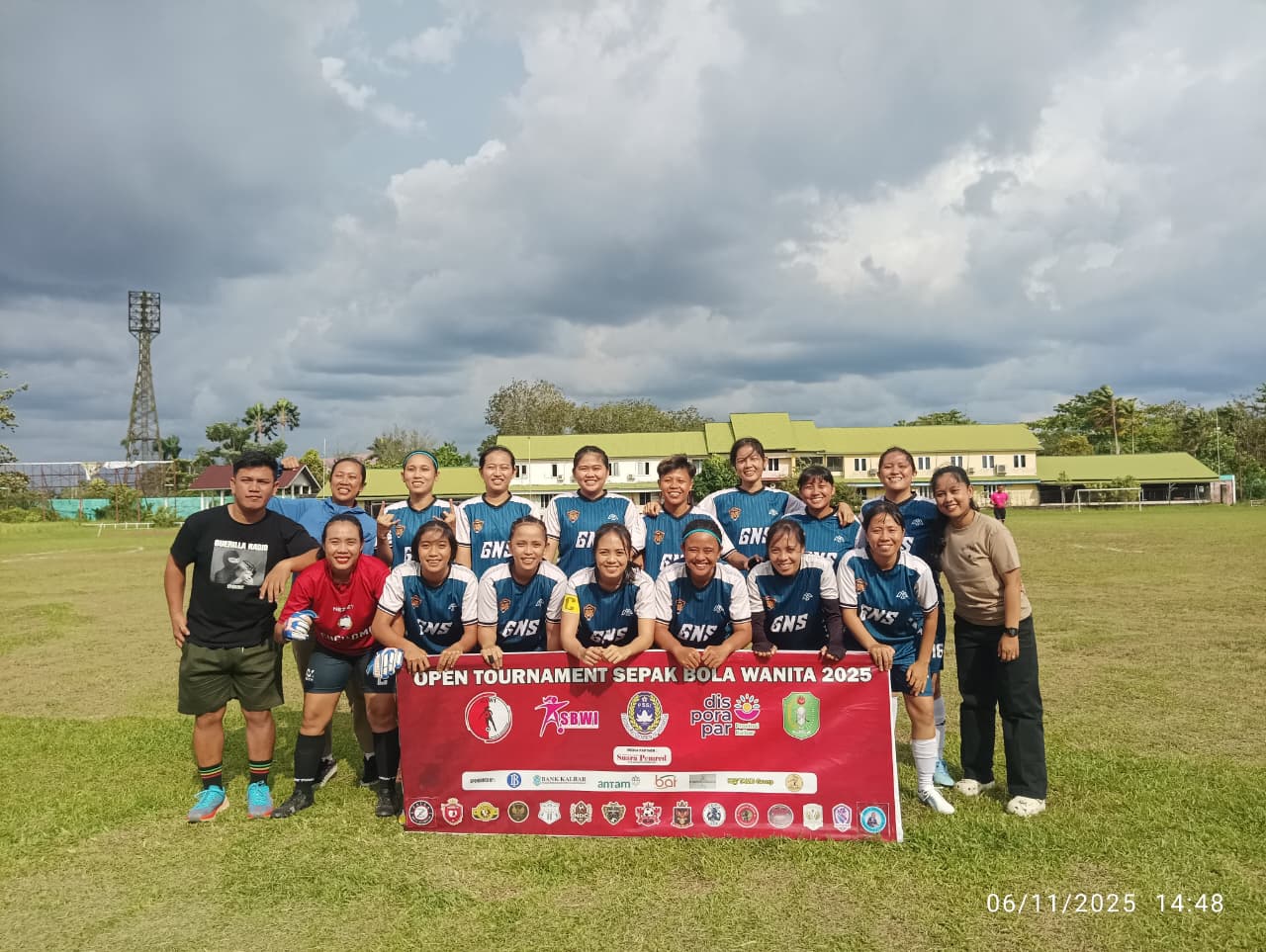 Tim sepak bola putri berpose usai laga di Turnamen Sepak Bola Wanita Kalbar 2025 di Stadion SSA Pontianak, Kamis (6/11).