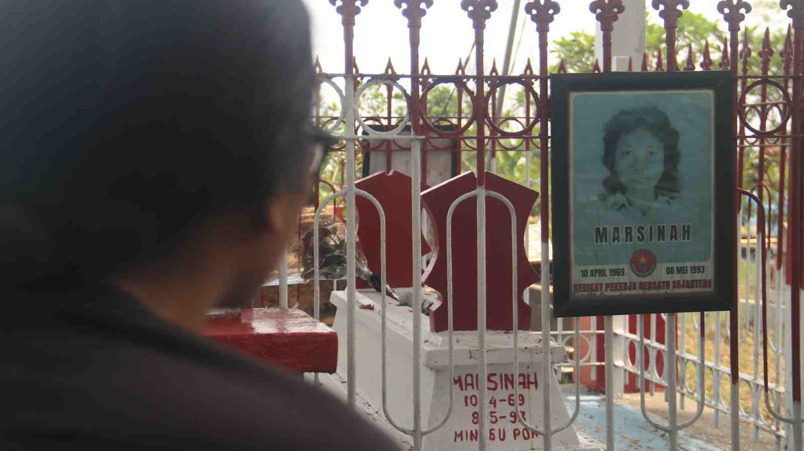 TERUS DIKENANG: Makam Marsinah di Desa Nglundo, Nganjuk. Saat peringatan Hari Buruh, banyak yang berziarah ke makam tersebut. Foto kanan, patung Marsinah.