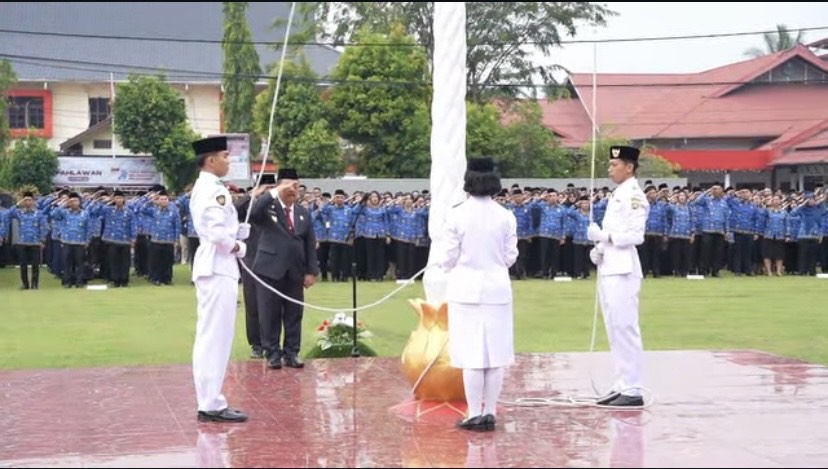 UPACARA: Bupati Sanggau, Yohanes Ontot saat memimpin upacara peringatan Hari Pahlawan 10 November di Halaman Kantor Bupati Sanggau, kemarin.