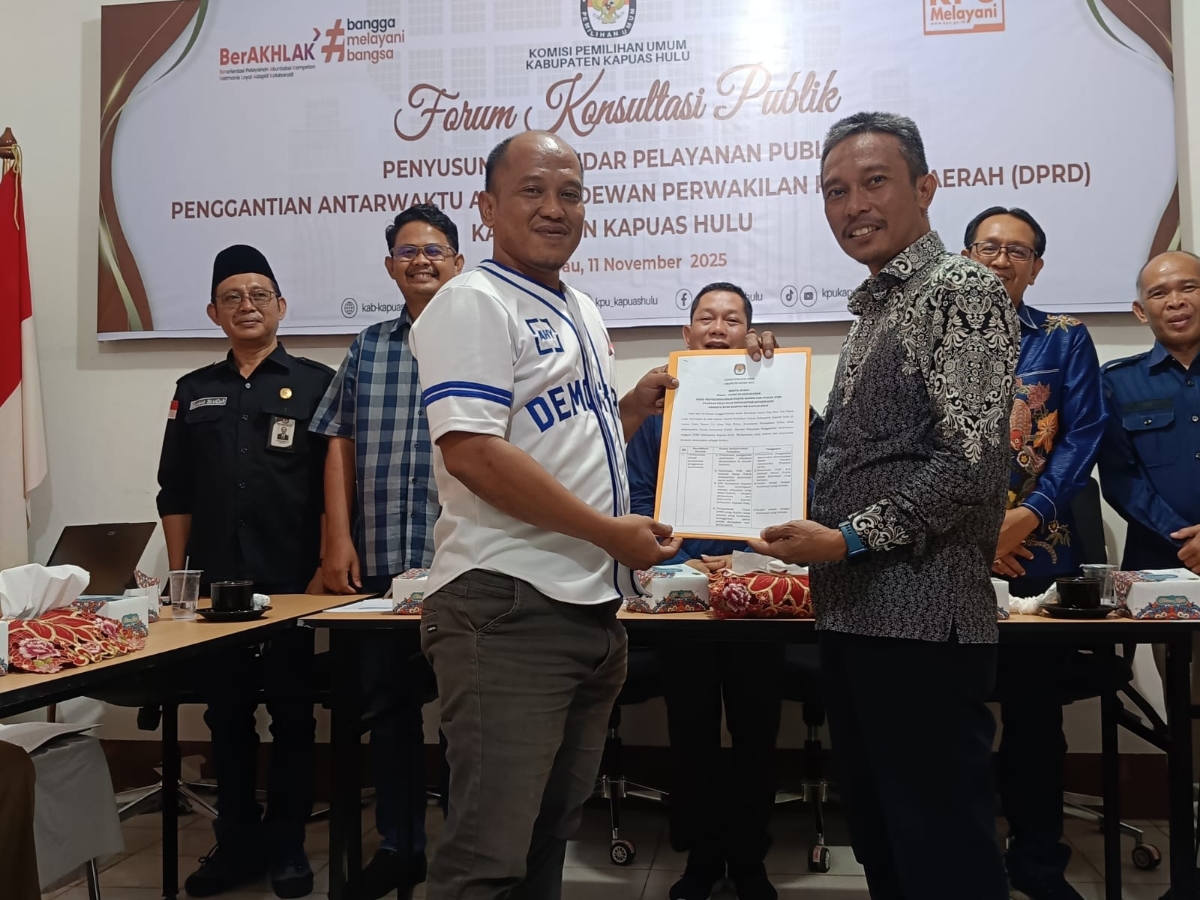 Penyerahan berita acara hasil penyelenggaraan forum konsultasi publik standar pelayanan Pergantian Antar Waktu Anggota DPRD Kapuas Hulu.