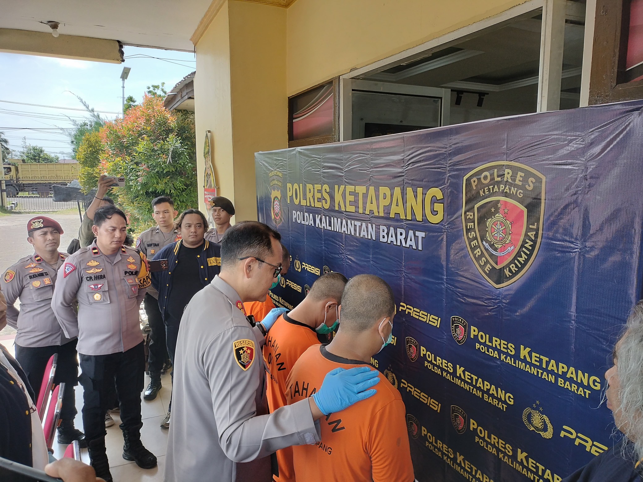 CURANMOR : : Polisi merilis para pelaku curanmor beserta barang bukti sepeda motor hasil curian di halaman Mapolres Ketapang, Senin (10/11).