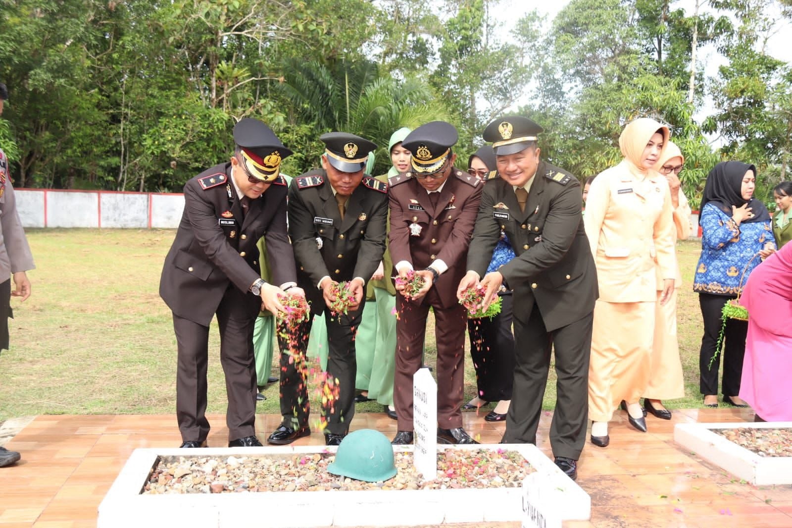 PERINGATI : Kodim 1206/Psb bersama Forkopimda Kapuas Hulu memperingati hari Pahlawan 10 November 2025, di TMP Manalo Marajuang, Senin (10/11).
