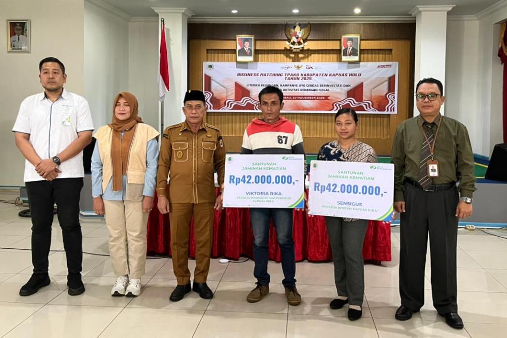 Wakil Bupati Kapuas Hulu, Sukardi saat menyerahkan santunan JKM kepada ahli waris peserta program jaminan sosial ketenagakerjaan.