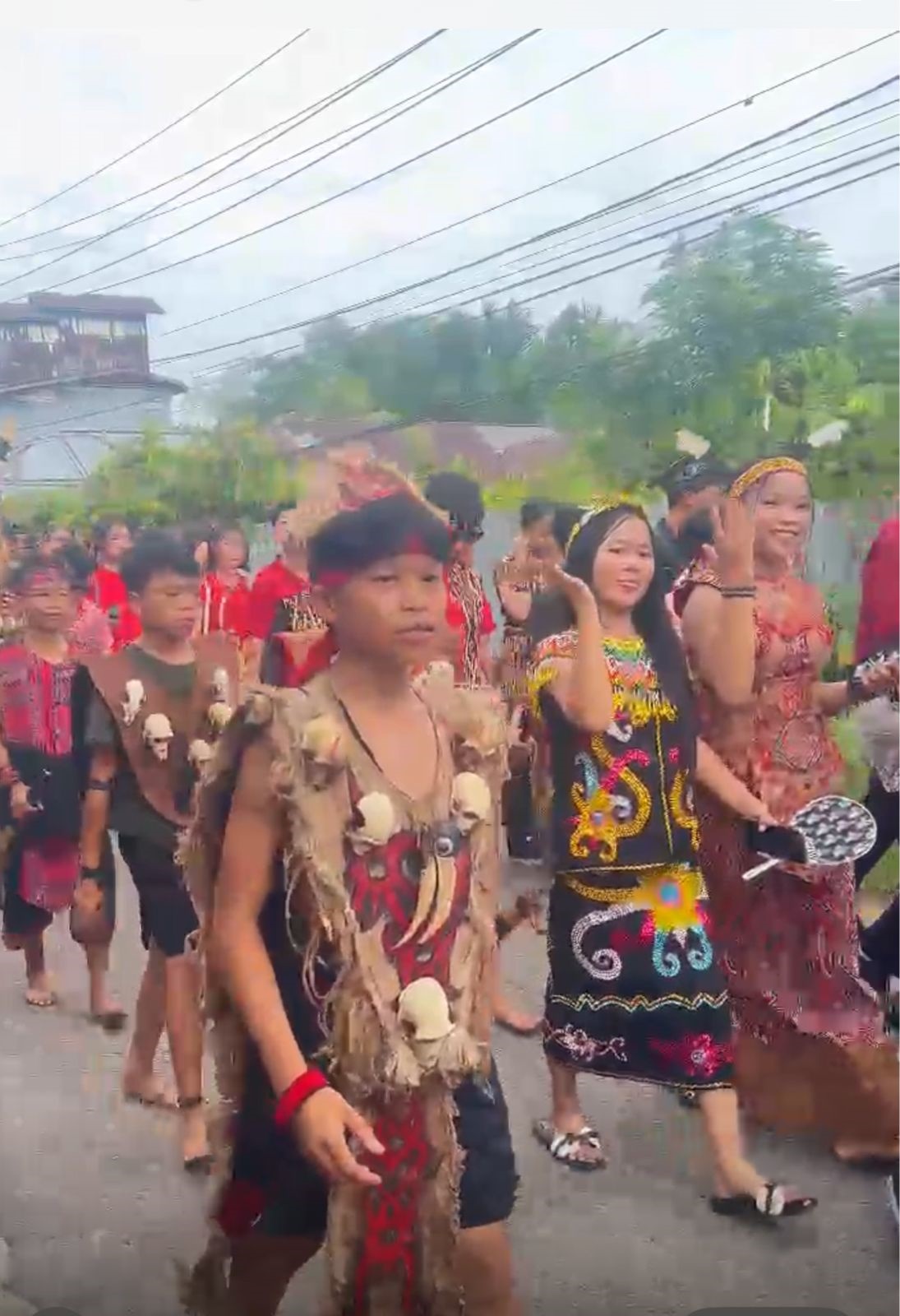 PAWAI: Kegiatan pawai Hari Pahlawan dilaksanakan SMPN 1 Teluk Keramat.
