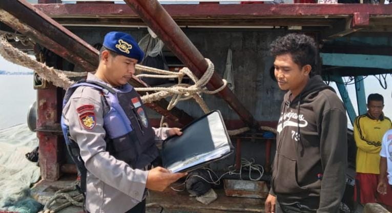 PATROLI: Satpolairud Polres Sambas saat periksa kapal dalam patroli rutin keselamatan lalu lintas air.