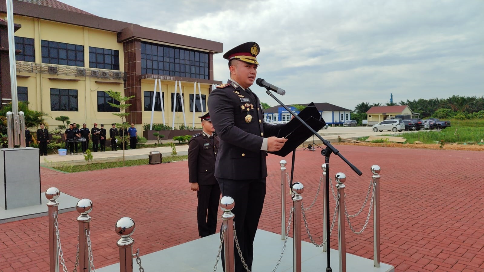 KHIDMAT: Upacara peringatan Hari Pahlawan di Mapolres Kubu Raya dipimpin Kapolres AKBP Kadek Ary Mahardika.