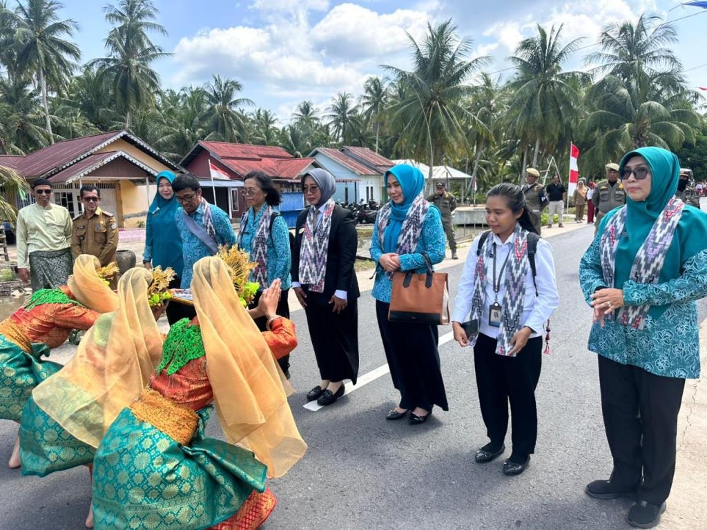 TIBA: Bupati Erlina dan Tim Penilai TP PKK Kalbar saat tiba di Desa Kuala Secapah.