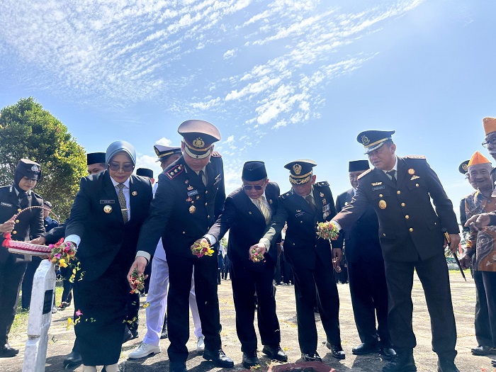 TABUR: Ketua DPRD (tengah) bersama Bupati Mempawah dan Forkopimda menaburkan bunga di Makam Pahlawan Putra Bangsa.