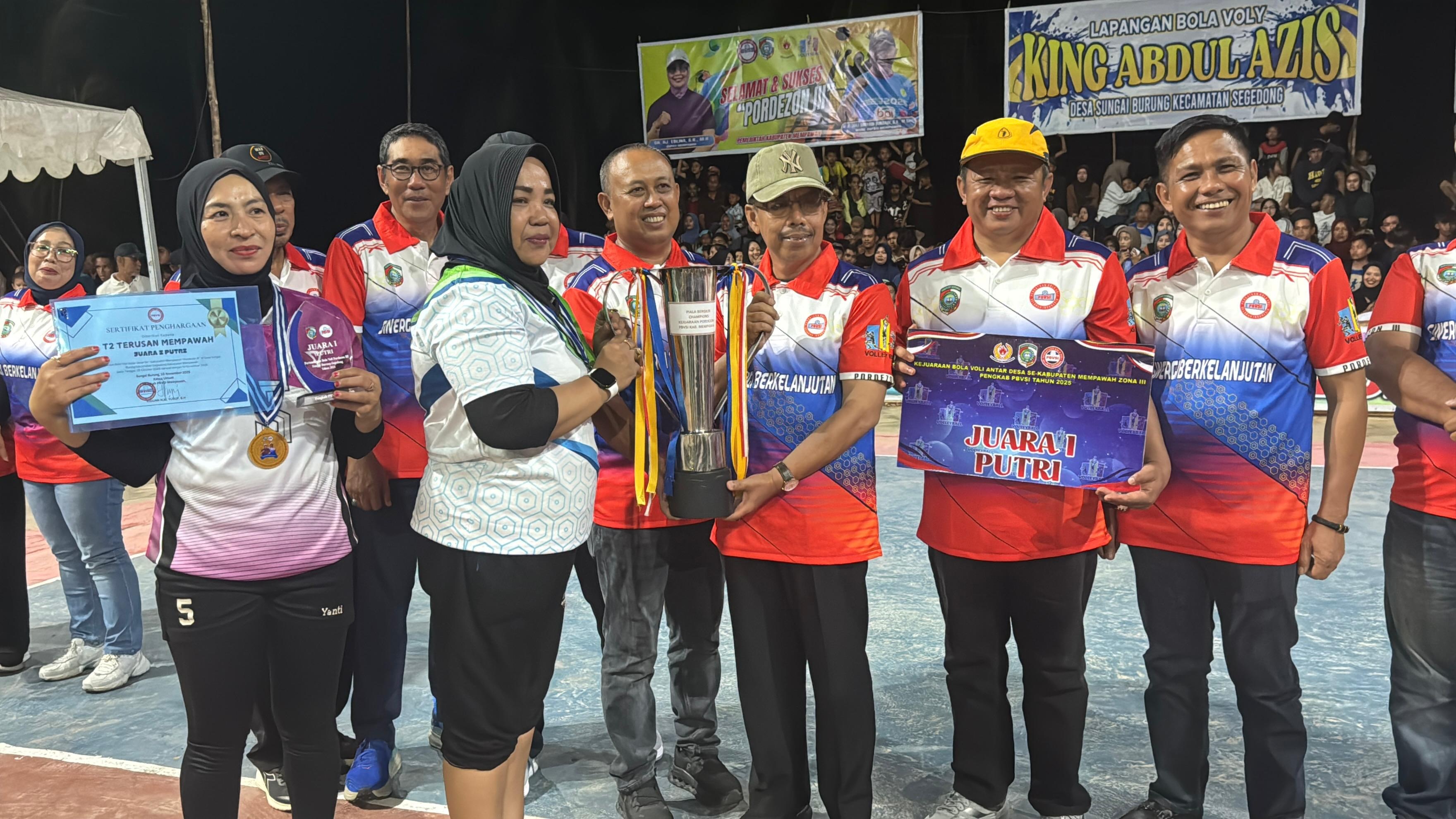 PIALA: Sekda Ismail menyerahkan piala kepada juara 1 Tim Putri T2 Mempawah