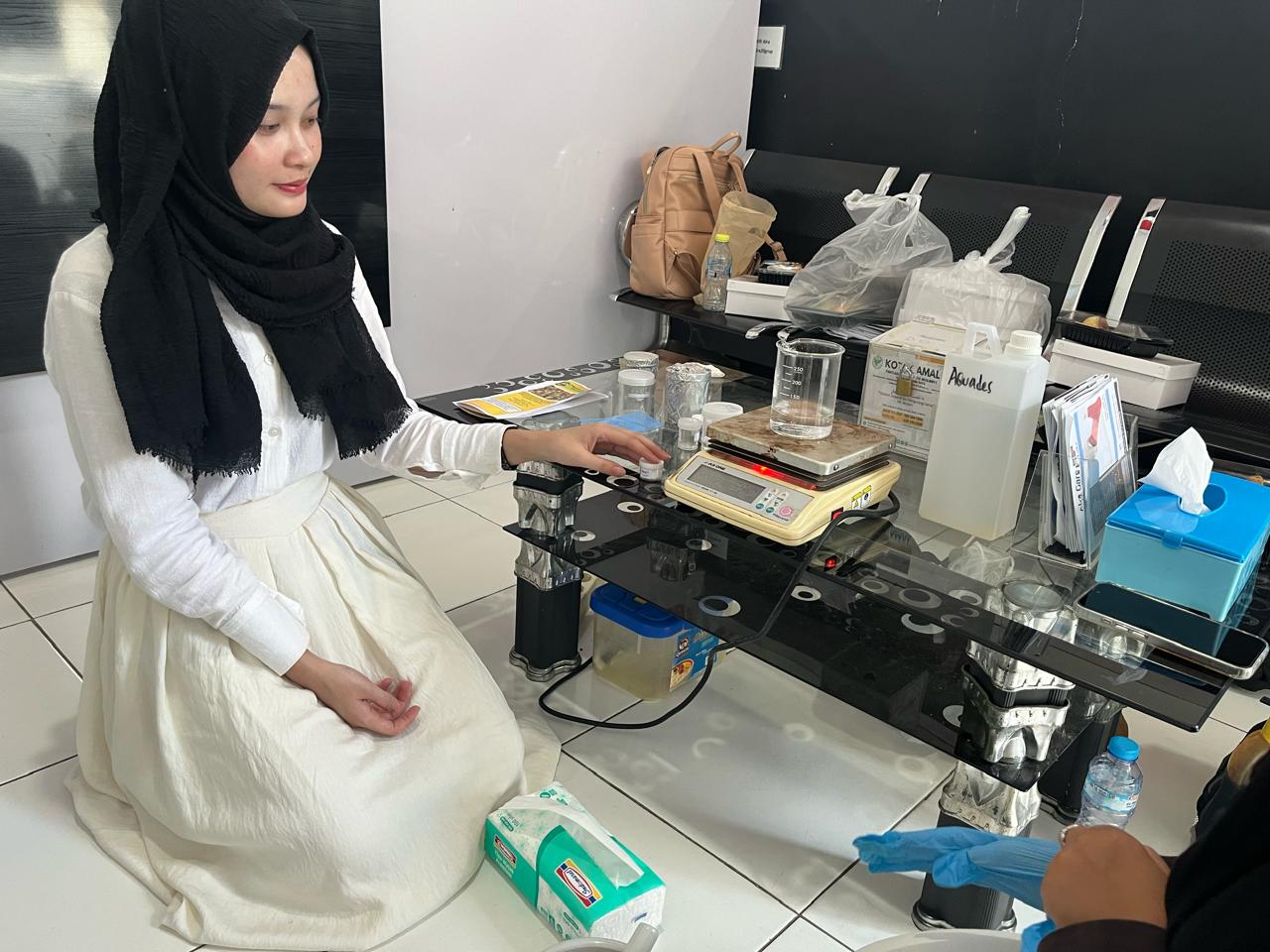 Dosen dan mahasiswa Farmasi Untan mendampingi perawat Klinik Alra Care membuat gel nanas untuk perawatan luka.