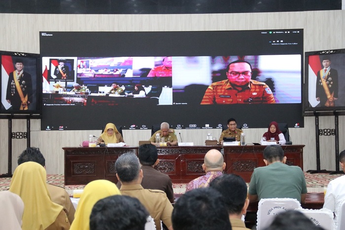 RAKOR: Sekda Kalbar Harisson memberikan arahan dalam Rakor Percepatan Pertumbuhan Ekonomi Daerah di Balai Petitih, Selasa (11/11).