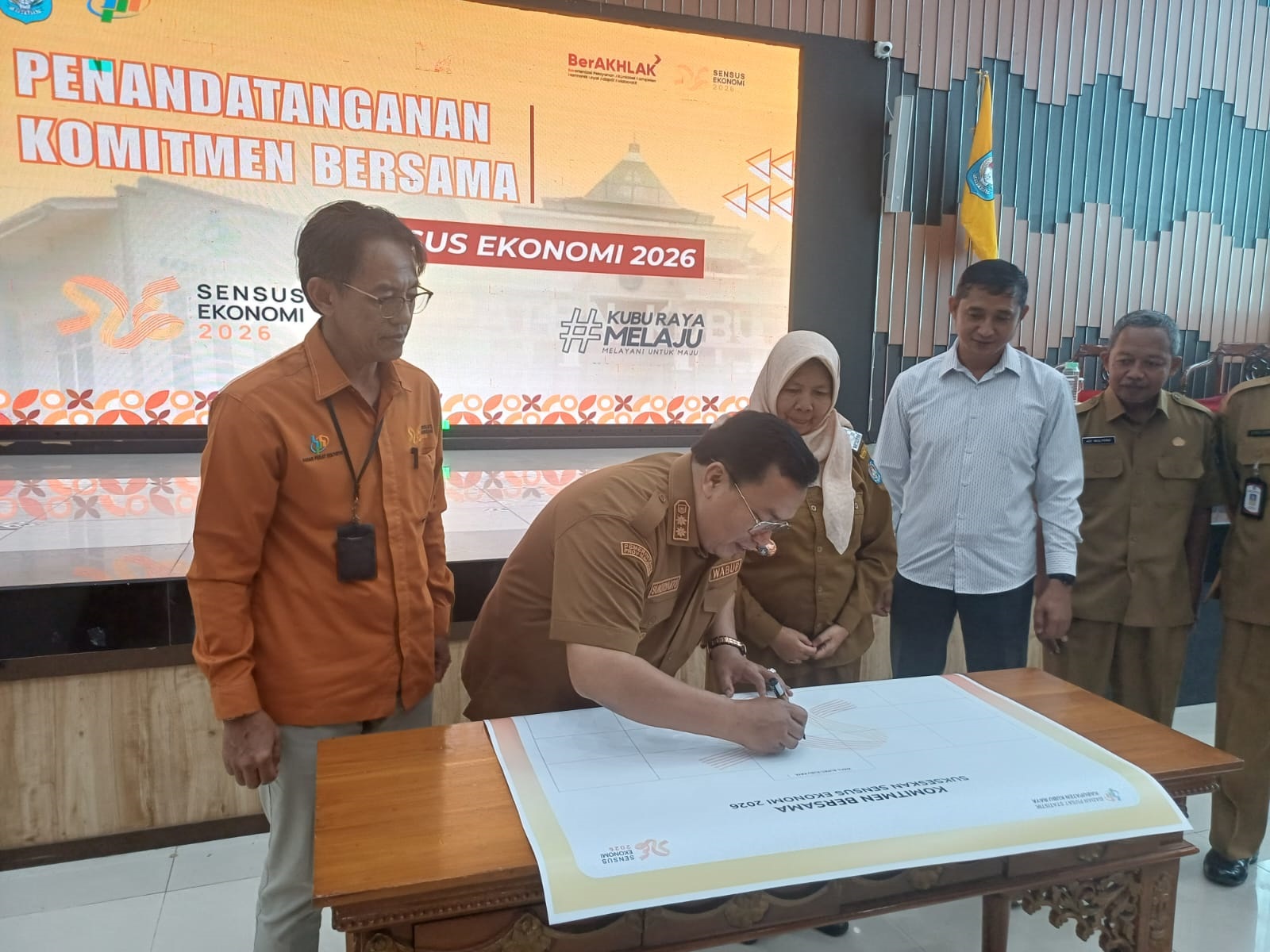 TANDA TANGAN: Wakil Bupati Kubu Raya, Sukiryanto menandatangani komitmen bersama dukungan terhadap pelaksanaan Sensus Ekonomi 2026 di Aula Praja Utama Kantor Bupati Kubu Raya, Selasa (11/11).