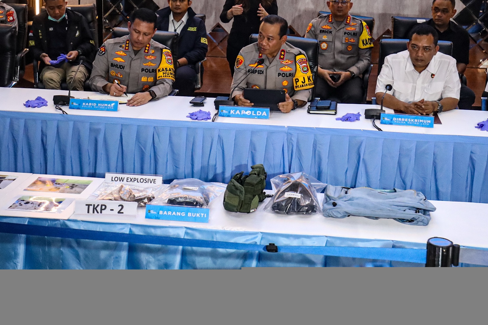 Kapolda Metro Jaya Irjen Pol. Asep Edi Suheri (tengah) di damping Kabid Humas Polda Metro Jaya Kombes Pol. Budi Hermanto (kiri) bersama sejumlah jajaran terkait menyampaikan keterangan terkait ledakan bom di SMAN 72 Jakarta pada konfrensi pers di gedung P