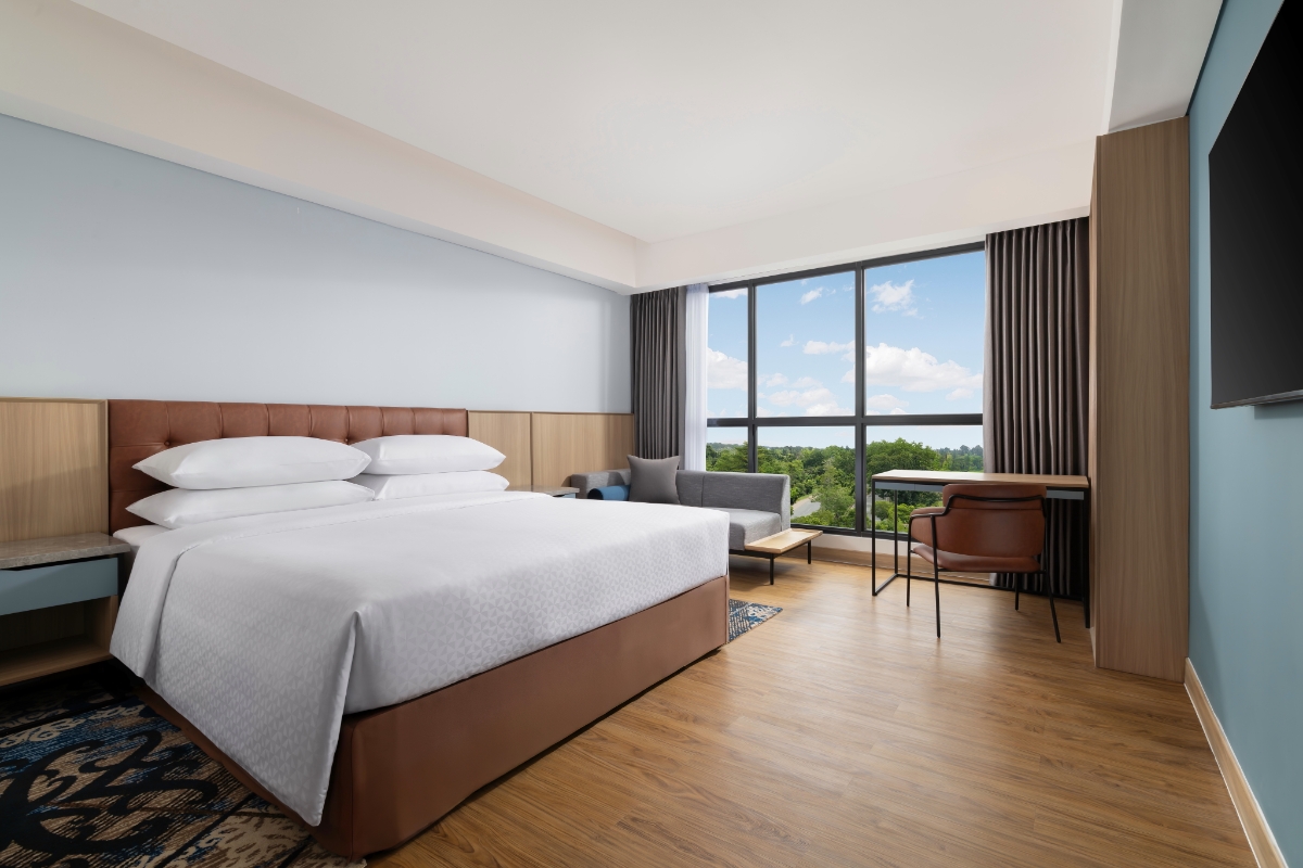 Kamar Deluxe King Size Bed di Four Points by Sheraton Pontianak.