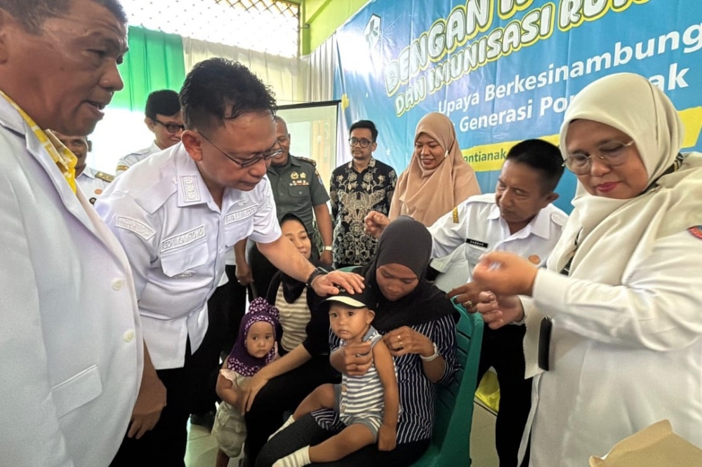 Wali Kota Pontianak, Edi Rusdi Kamtono saat menyaksikan pelaksanaan imunisasi.