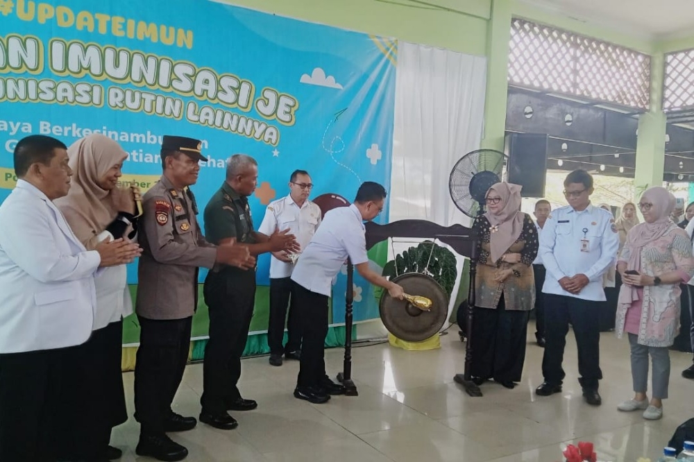 Wali Kota Pontianak, Edi Rusdi Kamtono saat me-launching Imunisasi Kejar JE dan Imunisasi Rutin Lainnya, Rabu (12/11).