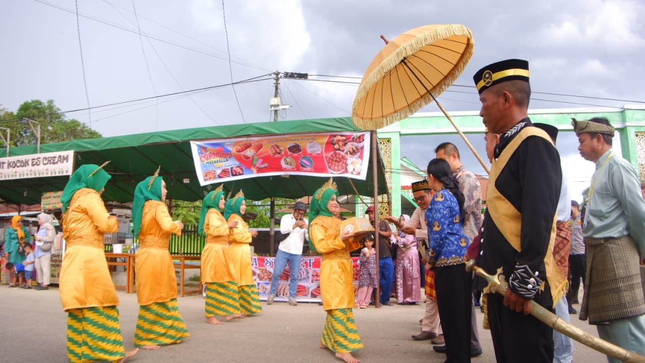 BUDAYA : Bupati Landak Karolin Margret Natasa saat menghadiri festival budaya Tumpang Negeri di Keraton Ismahayana.