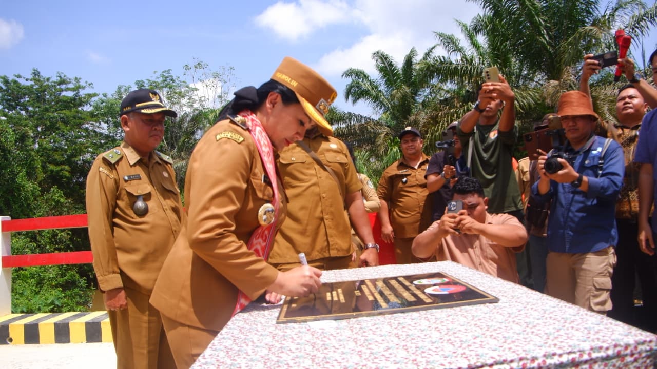 RESMI : Bupati Landak Karolin Margret Natasa saat meresmikan jembatan Dusun Seluang Danau, Amboyo Selatan.