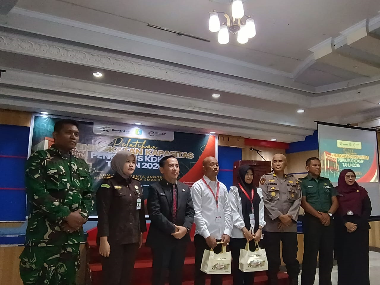 PELATIHAN: Disperindagkop UKM Sintang menggelar pelatihan peningkatan kompetensi bagi pengurus Koperasi Merah Putih di Sintang, Selasa (11/11).