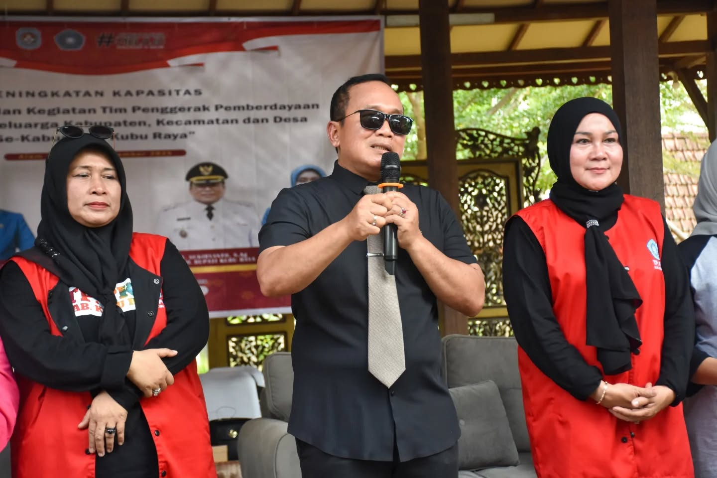ARAHAN: Bupati Kubu Raya, Sujiwo didampingi Ketua Tim Penggerak PKK Kubu Raya, Atzebiyatulensi (kanan) memberikan arahan pada kegiatan peningkatan kapasitas pengurus Tim Penggerak PKK se-Kabupaten Kub