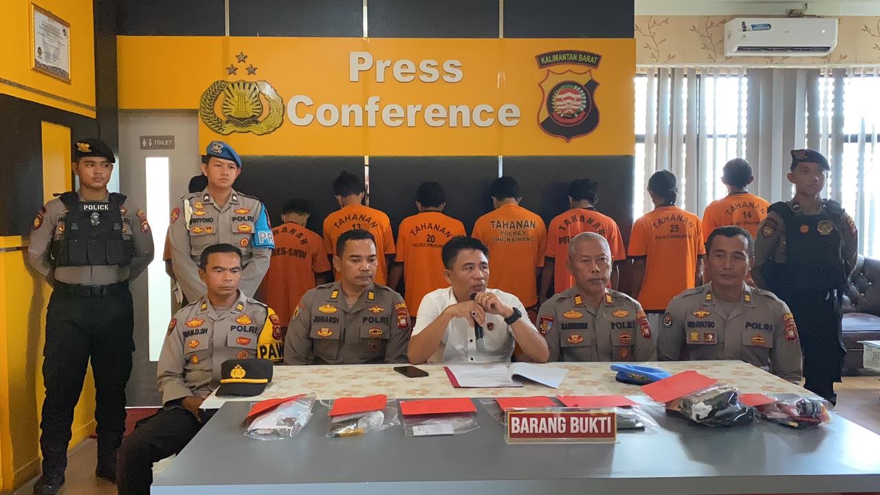 KASUS NARKOBA: Kasat Resnarkoba Polres Singkawang Iptu Defi Irawan menunjukkan tersangka dan barang bukti hasil pengungkapan tujuh kasus narkotika selama November 2025, Selasa (11/11).