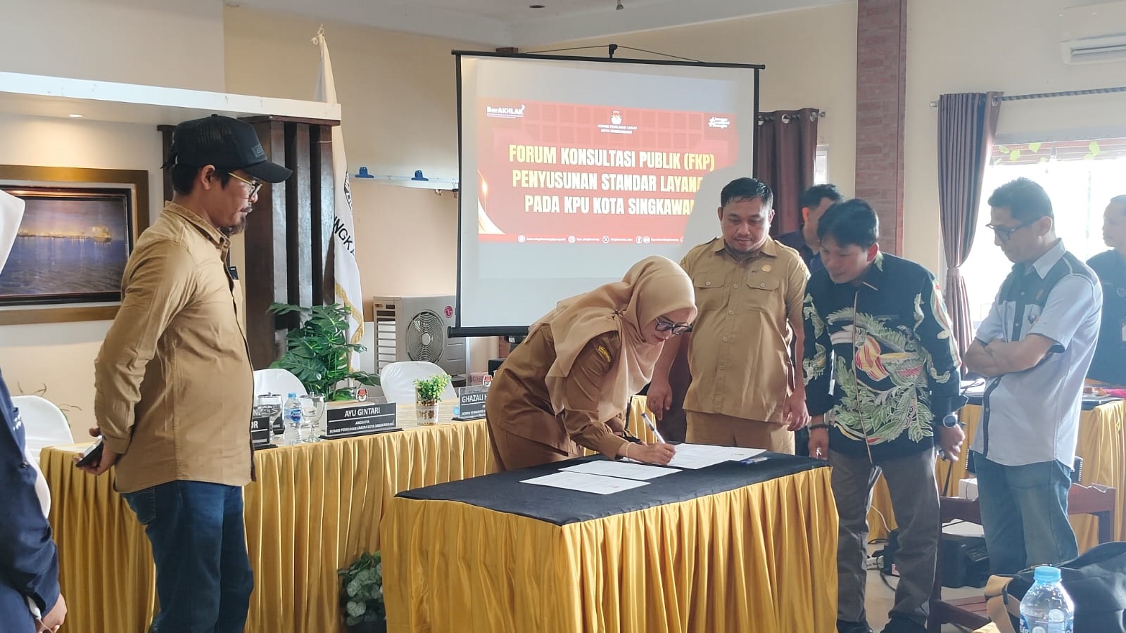 KONSULTASI PUBLIK: Penandatanganan berita acara hasil Forum Konsultasi Publik di Kampung Batu Villa & Resto, Selasa (11/11).