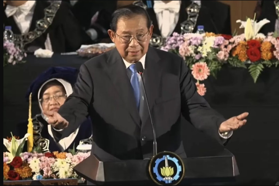 ORASI: Presiden ke-6 RI Susilo Bambang Yudhoyono (SBY) menyampaikan orasi usai menerima penghargaan 10 Nopember dari Institut Teknologi Sepuluh Nopember (ITS) Surabaya, Selasa (11/11/2025).