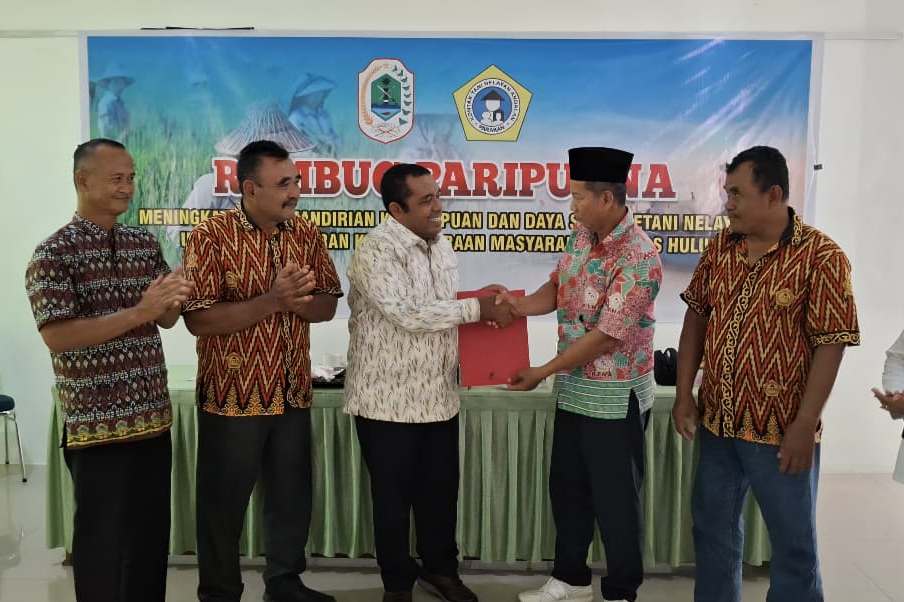Topan Ali Akbar (baju panjang putih) saat ditetapkan sebagai Ketua KTNA Kapuas Hulu periode 2025-2030.