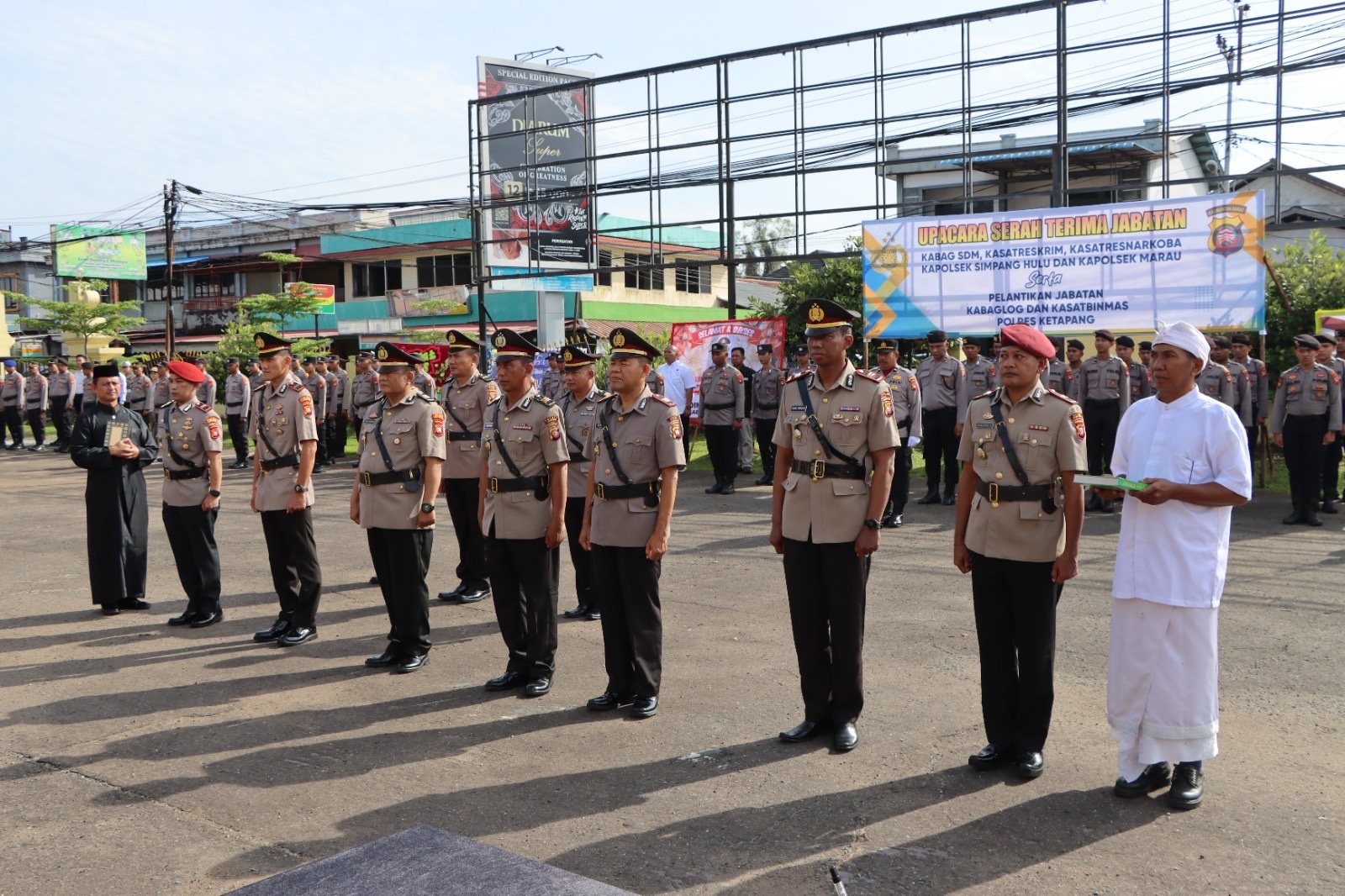 SERTIJAB : Sejumlah pejabat utama di lingkungan Polres Ketapang mengikuti upacara Sertijab di halaman Mapolres Ketapang, Selasa (11/11).
