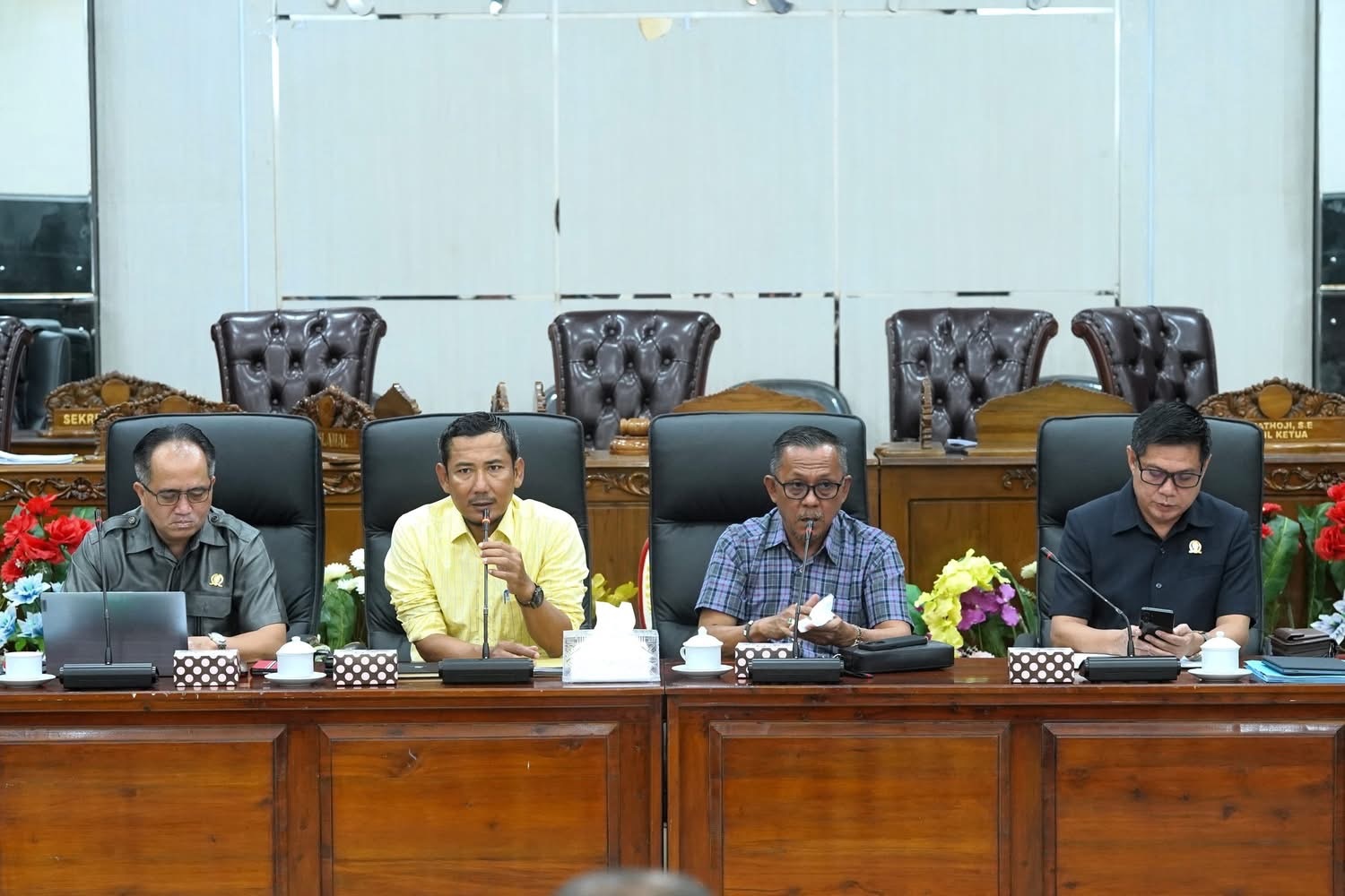 PIMPIN RAPAT : Ketua DPRD Ketapang, Achmad Sholeh, memimpin rapat bersama TAPD membahas APBD 2026, Selasa (11/11).