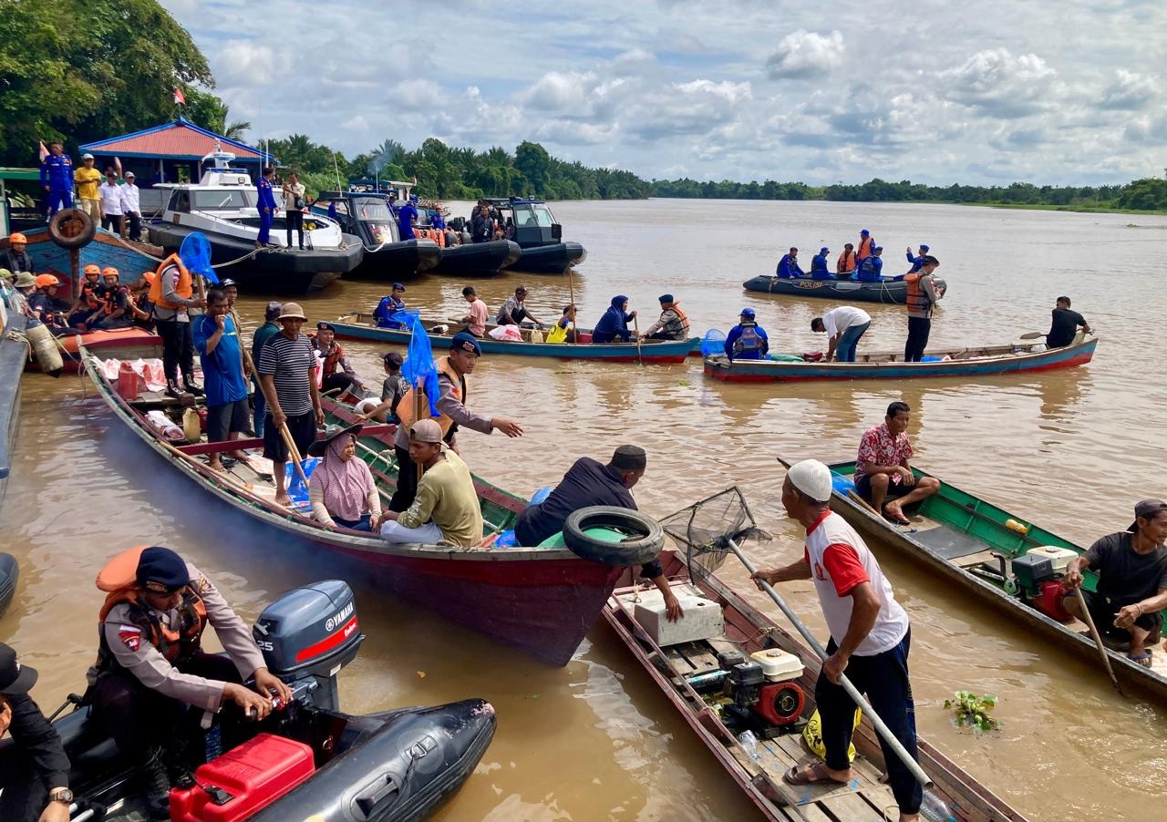 BERSIHKAN SUNGAI: Polda Kalbar bersama Pemerintah daerah, Basarnas, himpunan nelayan, dan masyarakat, saat melakukan  bersih  Sungai Kapuas, dalam rangka peringati HUT Brimob dan Polairud, di Dermaga