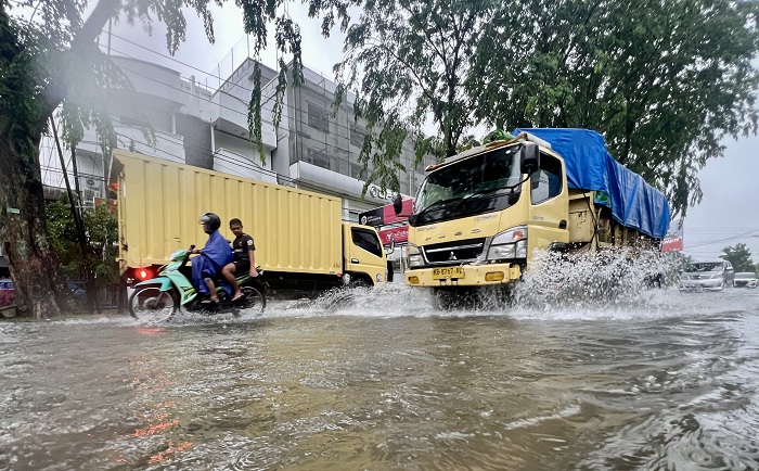 GENANGAN AIR : Hujan deras melanda Kota Pontianak dan sekitarnya, Rabu (12/11). Beberapa ruas jalan salah satunya Jalan KH Ahmad Dahlan penuh dengan genangan air, hal ini cukup menghambat para pengend