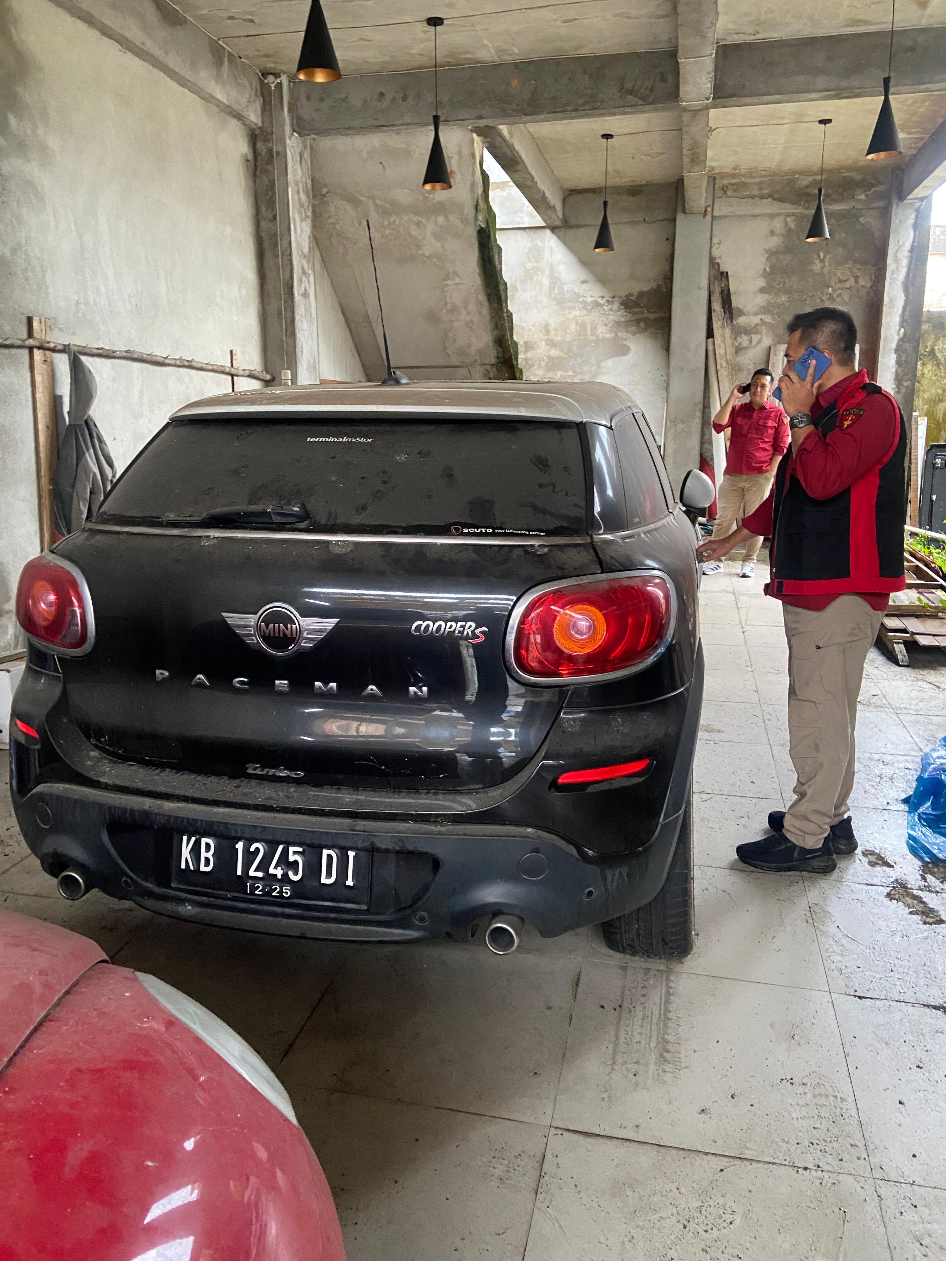 GELEDAH: Tim Penyidik Kejati Kalbar melakukan penggeledahan di Rumah tersangka HN di Jalan Purnama II Komplek Purnama Elok Kelurahan Parit Tokaya, Kecamatan Pontianak Selatan Kota Pontianak.