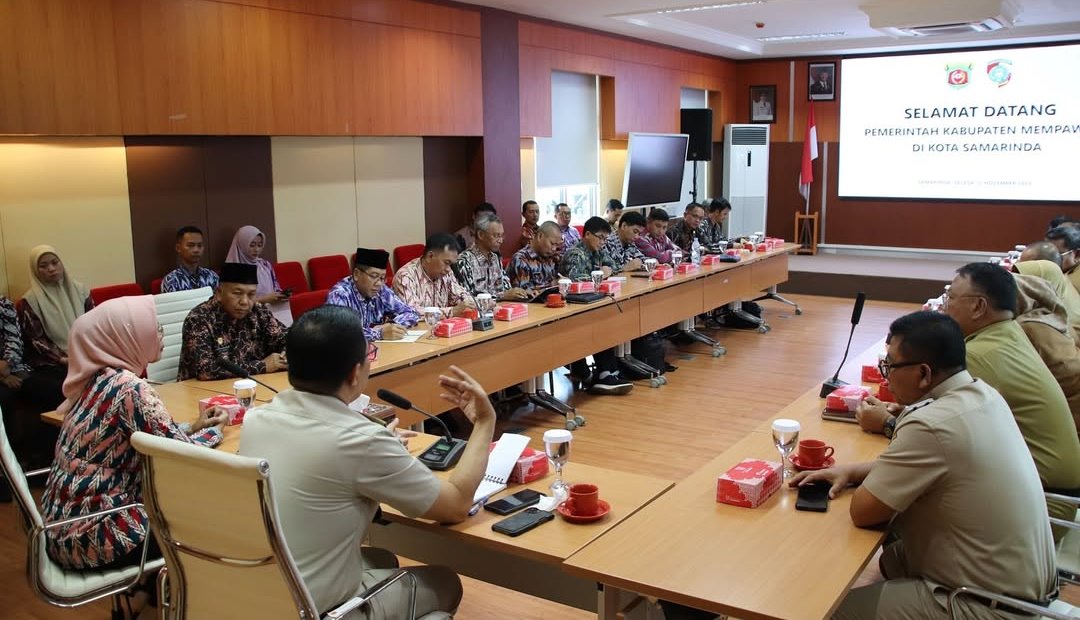 PERTEMUAN: Pemkab Mempawah melakukan studi kaji terap bersama Pemkot Samarinda.