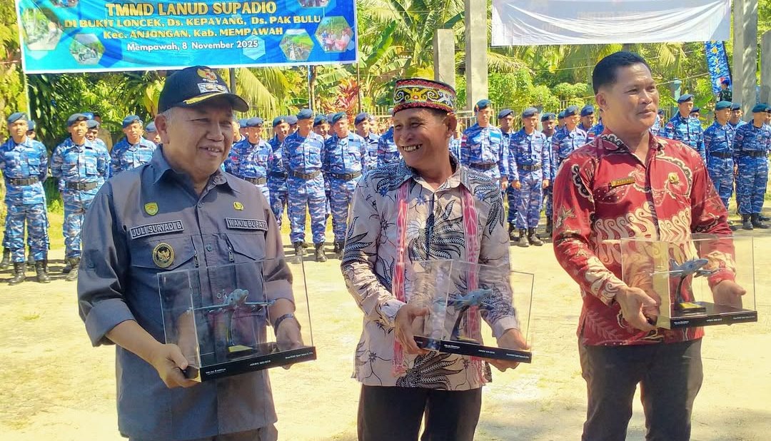 PEMBUKAAN: Wabup Juli Suryadi saat menghadiri pembukaan TMMD Lanud Supadio di Desa Kepayang.