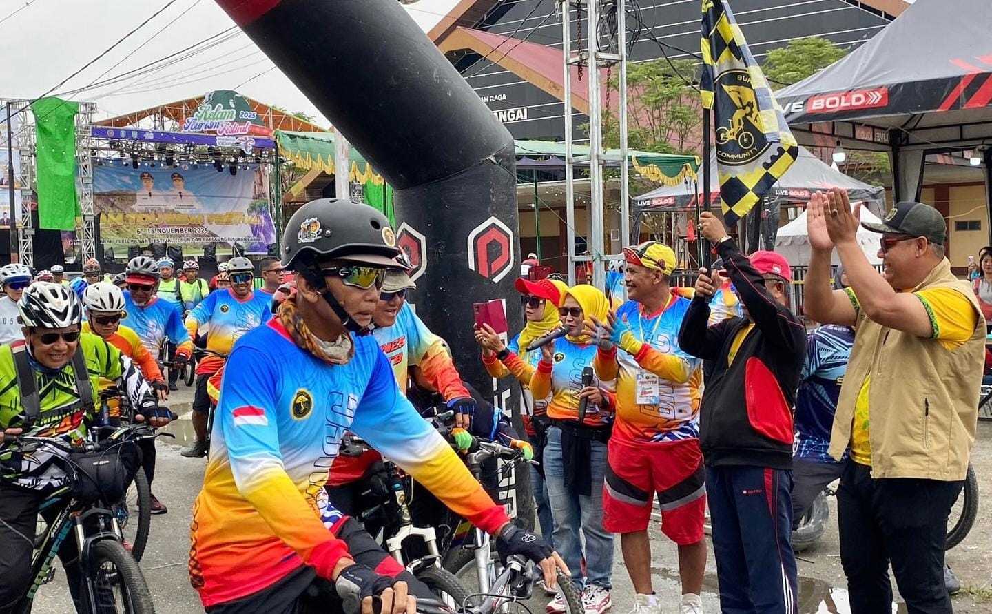 GOWES: Suasana start Gowes Wisata Kelam 2025 yang melintasi kawasan Bukit Kelam, Sintang, Minggu (9/11). Ajang ini memadukan olahraga, wisata, dan promosi potensi alam daerah.