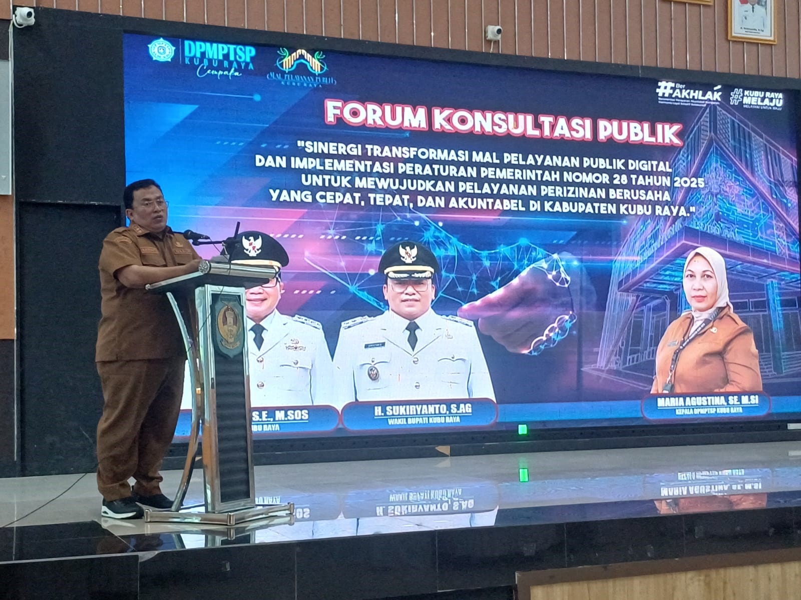 SAMBUTAN: Wabup Kubu Raya, Sukiryanto memberikan sambutan sekaligus membuka Forum Konsultasi Publik Sinergi Transformasi Mal Pelayanan Publik Digital dan Implementasi PP Nomor 28 Tahun 2025 di Aula Pr