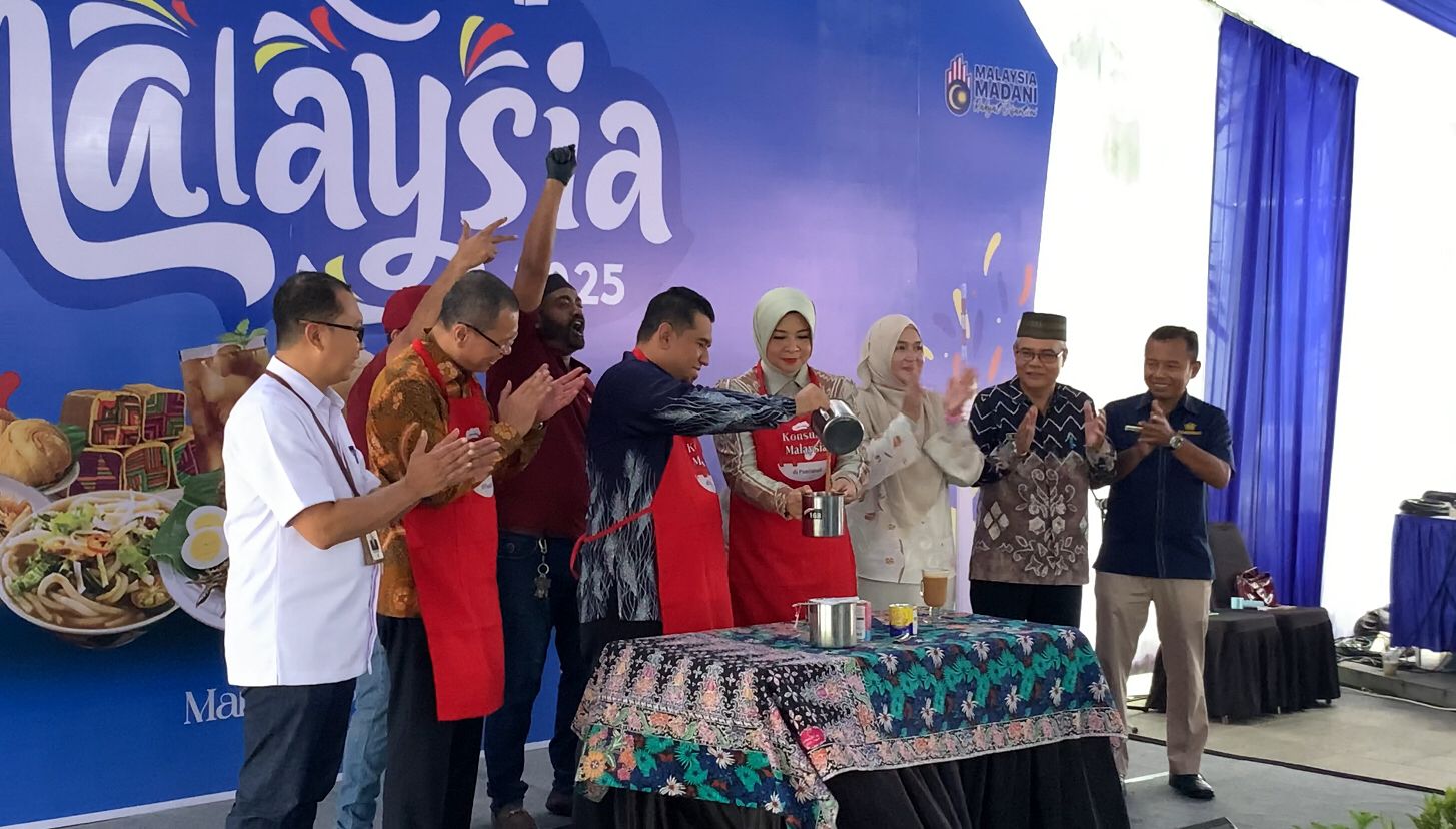 DIBUKA : Konsul Malaysia di Pontianak, Azizul Zekri, menuangkan teh tarik sebagai tanda dibukanya Mini Karnival Malaysia 2025 di Gedung Perpustakaan Untan, Rabu (12/11).
