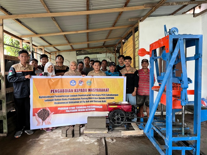 Tim dosen Politeknik Negeri Ketapang bersama mitra usaha saat foto bersama pada pelatihan pembuatan paving block dan batako ECOFABA, Rabu (11/12/25).