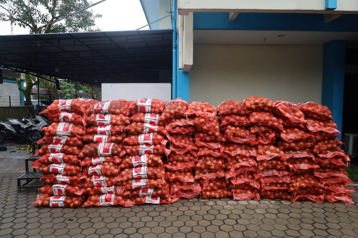 Bea Cukai Kalimantan bagian Barat mengamankan sebuah truk berisi 30 ton bawang bombai ilegal di Pelabuhan Dwikora, Pontianak.